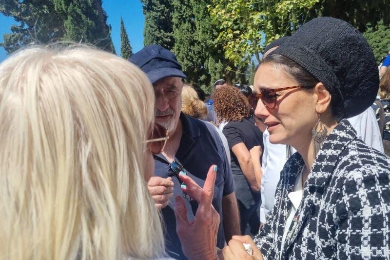 עם חיבוק ודמעות: הורים שכולים בחיפה שוחחו עם ח"כ סון הר-מלך
