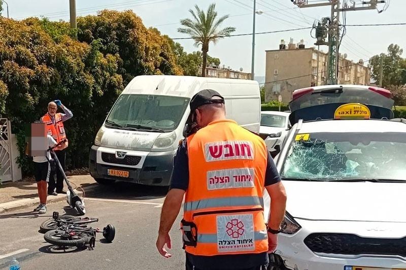 רוכב אופניים חשמליים נפצע קשה מפגיעת מונית בקריית חיים