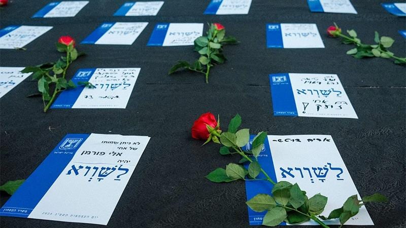 בצעדת המחאה – מיצג של משפחות שכולות: "מקווה שאחי לא נפל לשווא"