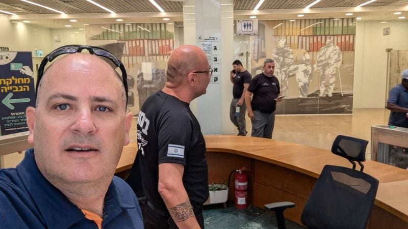 מי נתן הוראה להצמיד לחברי האופוזיציה ליווי בכניסה להיכל העירייה?