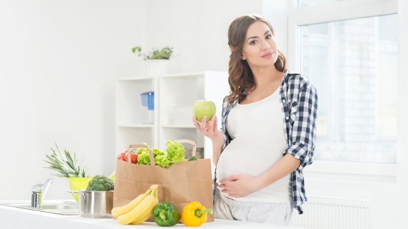 הקשר בין תזונה לבריאות העובר: כיצד לשמור על תזונה מאוזנת במהלך ההיריון?